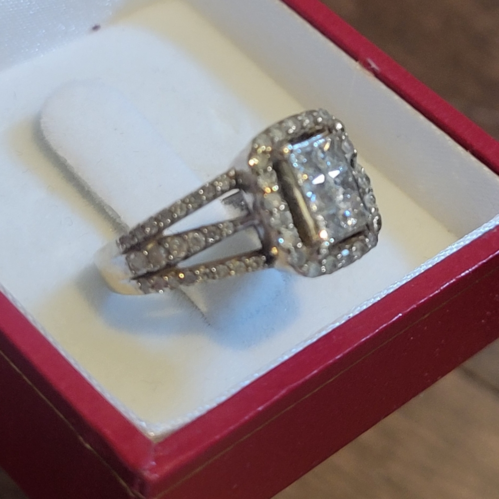 Elegant White Gold Diamond Ring